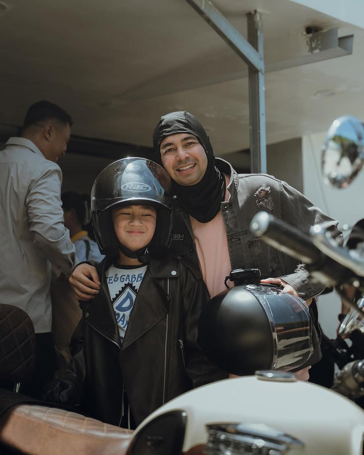 Potret Rafathar Ikut Touring Bareng Raffi Ahmad di Labuan Bajo, Tampak Asyik dan Bahagia