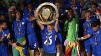 Pelatih Chelsea, Enzo Maresca, mengangkat trofi usai final Piala Dunia Antarklub&nbsp;melawan PSG di East Rutherford, New Jersey, Senin, 14 Juli 2025. (AP Photo/Pamela Smith)