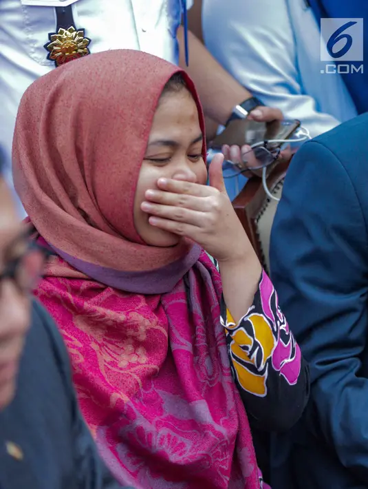 Siti Aisyah tiba di Bandara Halim Perdanakusuma, Jakarta, Senin (11/3). Siti Aisyah kembali ke Indonesia setelah dibebaskan oleh Pengadilan Tinggi Shah Alam terkait kasus dugaan pembunuhan Kim Jong-Nam. (Liputan6.com/Faizal Fanani)