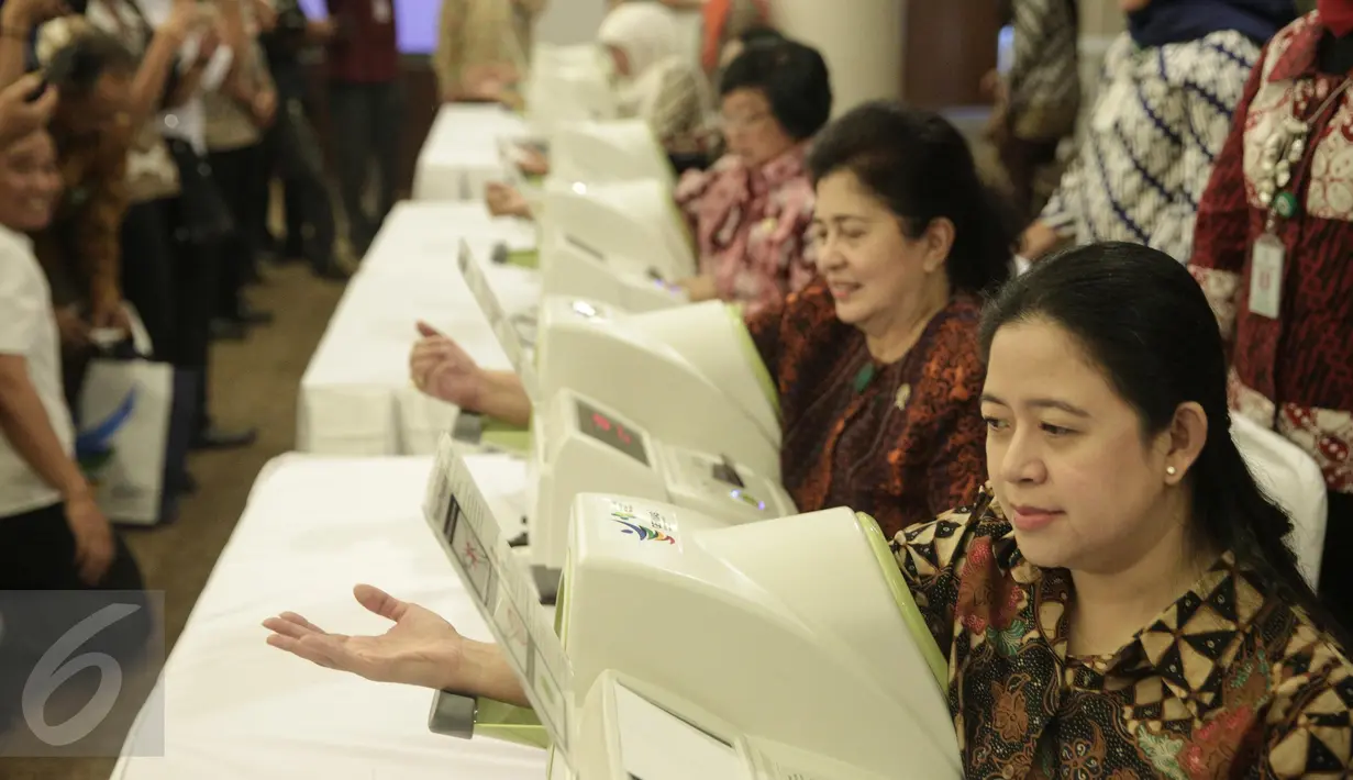Menko bidang Pembangunan Manusia dan Kebudayaan (PMK) Puan Maharani bersama sejumlah menteri lainnya mencoba langsung alat pengukur tekanan darah mandiri di kantor Kemenko PMK Jakarta, Rabu (22/2). (Liputan6.com/Faizal Fanani)