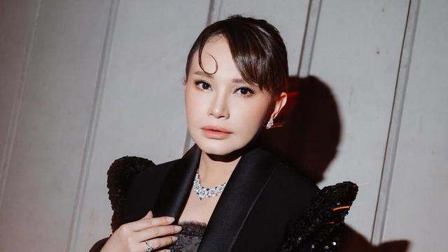 6 Gaya Rossa Pakai Busana Rancangan Sebastian Gunawan di FFI 2025, Kebaya Plus Jarit Motif Kawung