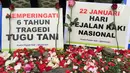 Sejumlah poster berisikan pesan dibawa saat aktivis Koalisi Pejalan Kaki menaburkan bunga di sekitar Halte Tugu Tani, Jakarta, Senin (22/1). (Liputan6.com/Immanuel Antonius)