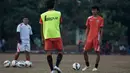 Pesepakbola Amarzukih (kanan) mengikuti latihan perdana bersama Persija Jakarta jelang Piala Presiden 2015 di Lapangan Yon Zikon 13, Jakarta, Selasa (18/8/2015). (Bola.com/Vitalis Yogi Trisna)