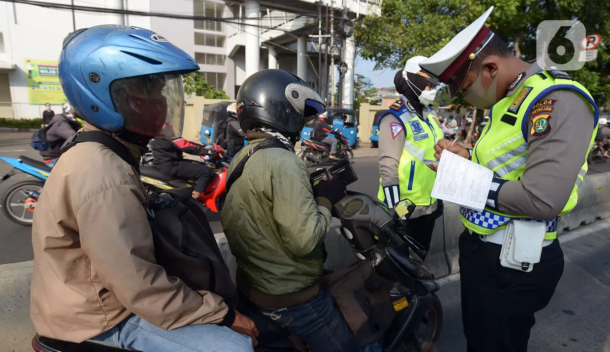 Polisi menindak pengendara sepeda motor yang melanggar aturan lalu lintas di Jalan Pasar Rumput, Manggarai, Jakarta, Selasa (21/7/2020). Polisi akan menggelar Operasi Patuh Jaya 2020 pada 23 Juli sampai 5 Agustus 2020 di seluruh Polda se-Indonesia. (merdeka.com/Imam Buhori)