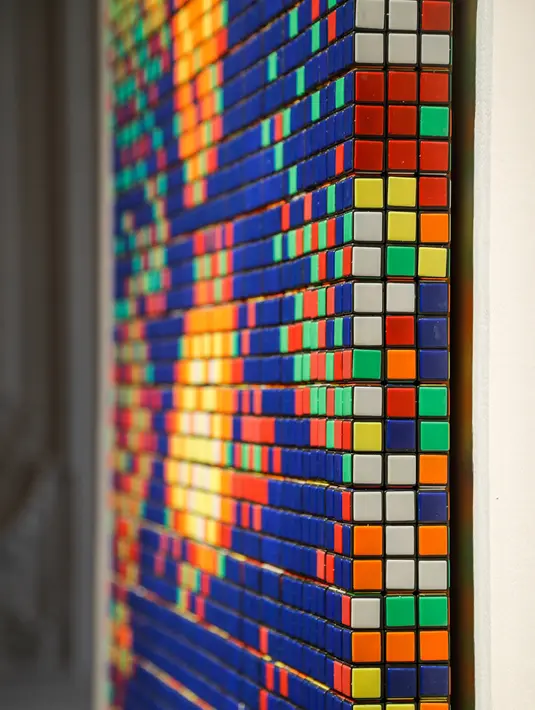Seni jalanan berjudul Rubik Mona Lisa dipajang di rumah lelang Artcurial, Paris, Prancis, Senin (3/2/2020). Karya seni buatan seniman Prancis Invader tersebut akan dilelang pada 23 Februari mendatang. (FRANCOIS GUILLOT/AFP)