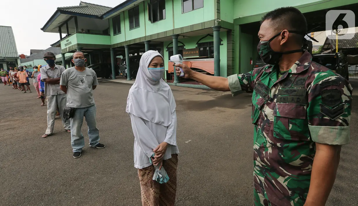 Personel TNI AD mengecek suhu tubuh saat antrean warga untuk mendapatkan bantuan beras di Makodim 0506 Tangerang, Banten, Senin (27/4/2020). ATM beras dapat memberikan bantuan untuk 1.000 penerima dalam sehari dengan jumlah 1,5 kg beras per orang selama pandemi Covid-19. (Liputan6.com/Fery Pradolo)