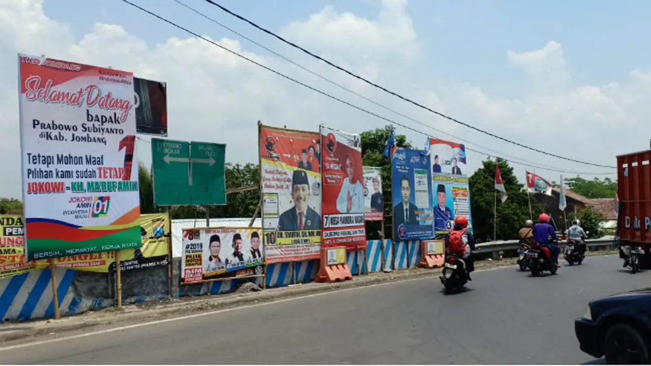 Spanduk Dukungan Jokowi-Ma'ruf Amin Warnai Kampanye Prabowo dan Sandiaga Uno