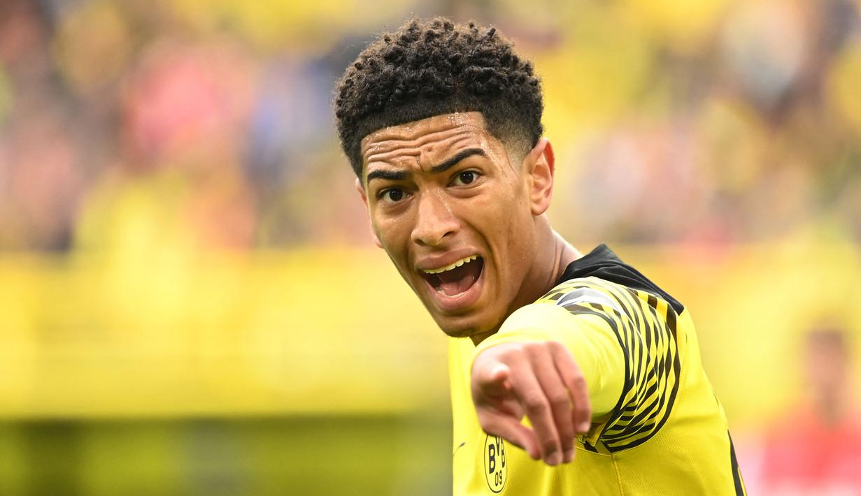 Meski Borussia Dortmund tak lolos ke babak 16 besar, Jude Bellingham bisa dibilang menjadi salah satu gelandang terbaik di fase grup Liga Champions 2021/22. Pergerakan dan kemampuannya menggiring bola menambah dinamisme di lini tengah. Ia juga telah mencetak 1 gol dan 3 assist. (AFP/Ina Fassbender)