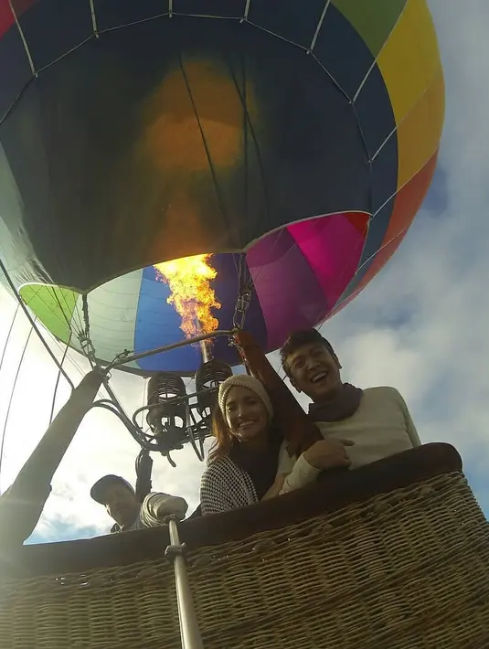 Dimas Anggara dan Nadine Chandrawinata