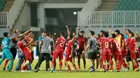 Selebrasi pemain serta ofisial&nbsp;Timnas Indonesia U-17 usai meraih kemenangan atas Timnas Uni Emirat Arab U-17 di laga Grup B Kualifikasi Piala Asia U-17 2023 yang berlangsung di Stadion Pakansari, Bogor, Rabu (5/10/2022) (Bola.com/M Iqbal Ichsan)