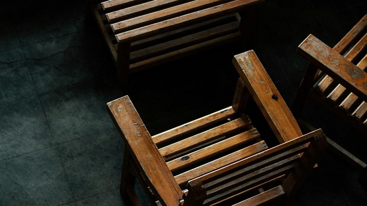 Desain Kursi Kayu Minimalis Ruang Tamu untuk Interior Modern