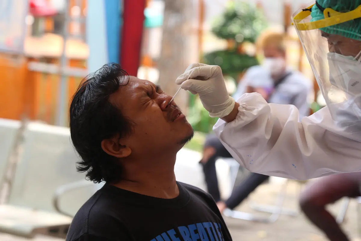 Cegah Covid-19, Penumpang Tiba di Terminal Kalideres Dites Antigen