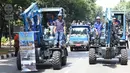 Petugas Dinas Sumber Daya Air mengantarkan pelepasan Gubernur DKI Jakarta Djarot Saiful Hidayat di Jalan Kebon Sirih, Jakarta, (15/10). Petugas Dinas Perhubungan juga turut mengantar pelepasan Djarot sebagai Gubernur DKI. (Liputan6.com/Immanuel Antonius)
