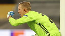 Kiper Copenhagen, Karl-Johan Johnsson, memberikan arahan kepada rekannya saat melawan Manchester United pada laga Liga Europa di Stadion Rhein Energie, Senin (10/8/2020). MU menang tipis 1-0 atas Copenhagen.  (Wolfgang Rattay/Pool via AP)