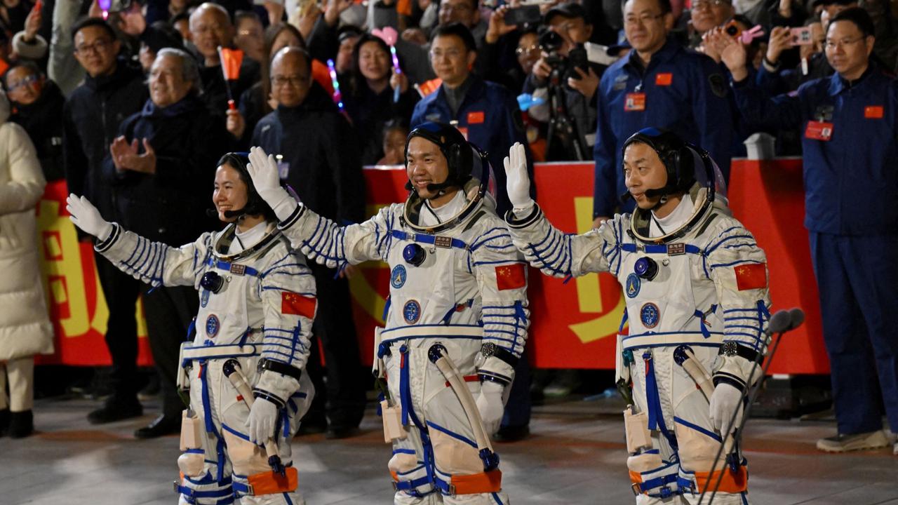 China terbangkan tiga astronaut ke luar angkasa untuk misi ambisius