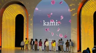 Dari detail bunga hingga permainan layering, tren ini menawarkan cara baru untuk menghadirkan kesan feminin tanpa membuat tampilan terlihat terlalu romantis. (Foto/Dok: FIMELA.COM)