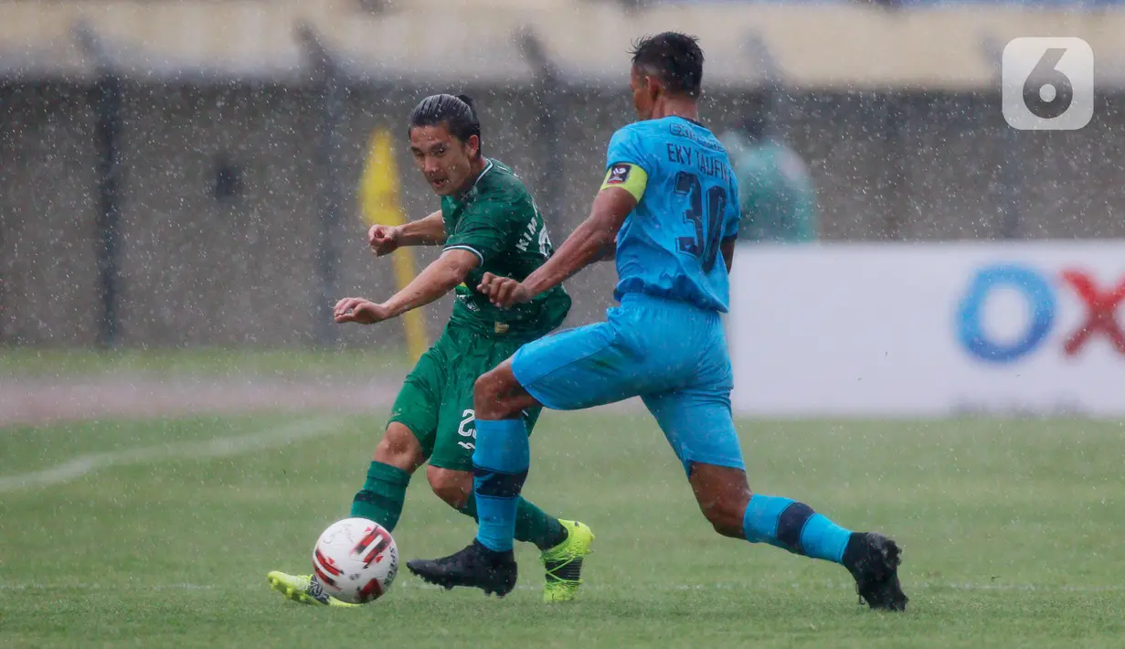 Pemain PSS Sleman, Kim Jeffrey Kurniawan (kiri) berusaha melewati pemain Persela Lamongan, Eky Taufik, pada laga Piala Menpora 2021 di Stadion Si Jalak Harupat, Bandung, Minggu (28/3/2021). PSS Sleman bermain imbang atas Persela Lamongan 0-0. (Bola.com/M Iqbal Ichsan)