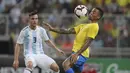 Striker Brasil, Gabriel Jesus, mengontrol bola saat melawan Argentina pada laga persahabatan di Stadion King Abdullah, Jeddah, Selasa (16/10/2018). Brasil menang 1-0 atas Argentina. (AP/STR)