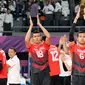 Tim bola voli putra Indonesia bertepuk tangan dihadapan penonton usai pertandingan babak perempat final bola voli putra Asian Games 2018, melawan Korea Selatan, di Volley Indoor Jakarta, Selasa (28/8). (Liputan6.com/Fery Pradolo)