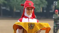 Calon anggota Pasukan Pengibar Bendera (Paskibra) Nasional 2019 mengikuti latihan membawa baki di Lapangan PPPON Cibubur, Jakarta, Selasa (30/7/2019). Hari ke-3 diklat, calon Paskibraka berlatihan formasi baris-berbaris, pengibaran dan penurunan bendera. (Liputan6.com/Herman Zakharia)