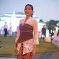 Di potret ini, Happy Salma kenakan kebaya transparan putih dengan lilitan batik sebagai kemben. Lengkap dengan bros [@happysalma]