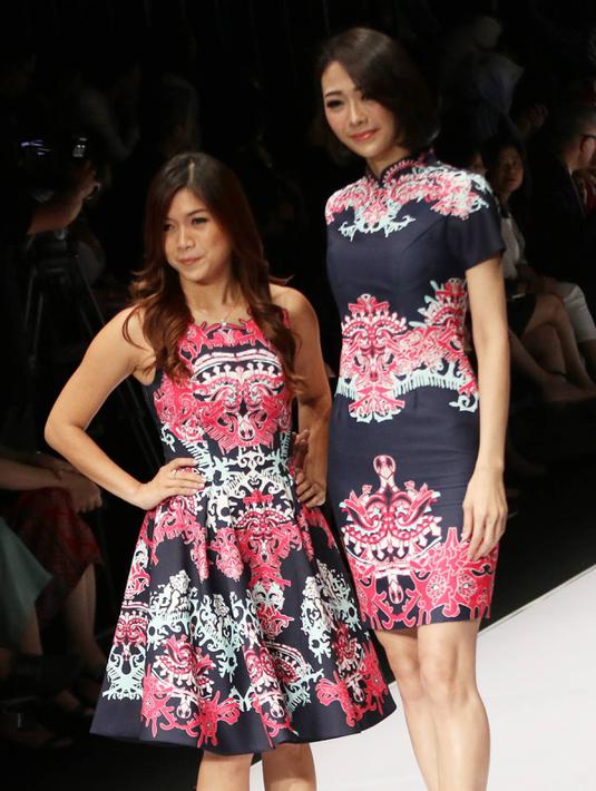 Desainer bersama model yang mengenakan baju bemotif batik berpose saat parade desainer dalam acara pembukaan Jakarta Fashion Week 2017 di Senayan City, Jakarta, Sabtu (22/10). (Liputan6.com/Immanuel Antonius)