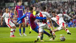 Pemain Barcelona Sergino Dest (kiri) melakukan tembakan ke gawang di depan pemain Rayo Vallecano Fran Garcia pada pertandingan La Liga Spanyol di Stadion Vallecas, Madrid, Spanyol, 27 Oktober 2021. Barcelona kalah 0-1. (AP Photo/Manu Fernandez)