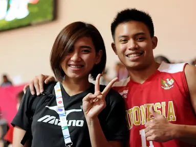 Pebasket Indonesia, Andakara Prastawa Dhyaksa (kanan) berpose bersama pevoli Yolla Yuliana usai berlaga di semifinal SEA Games ke-28 melawan Singapura di OCBC Arena Singapore, Minggu (14/6/2015). Indonesia unggul 87-74. (Liputan6.com/Helmi Fithriansyah)