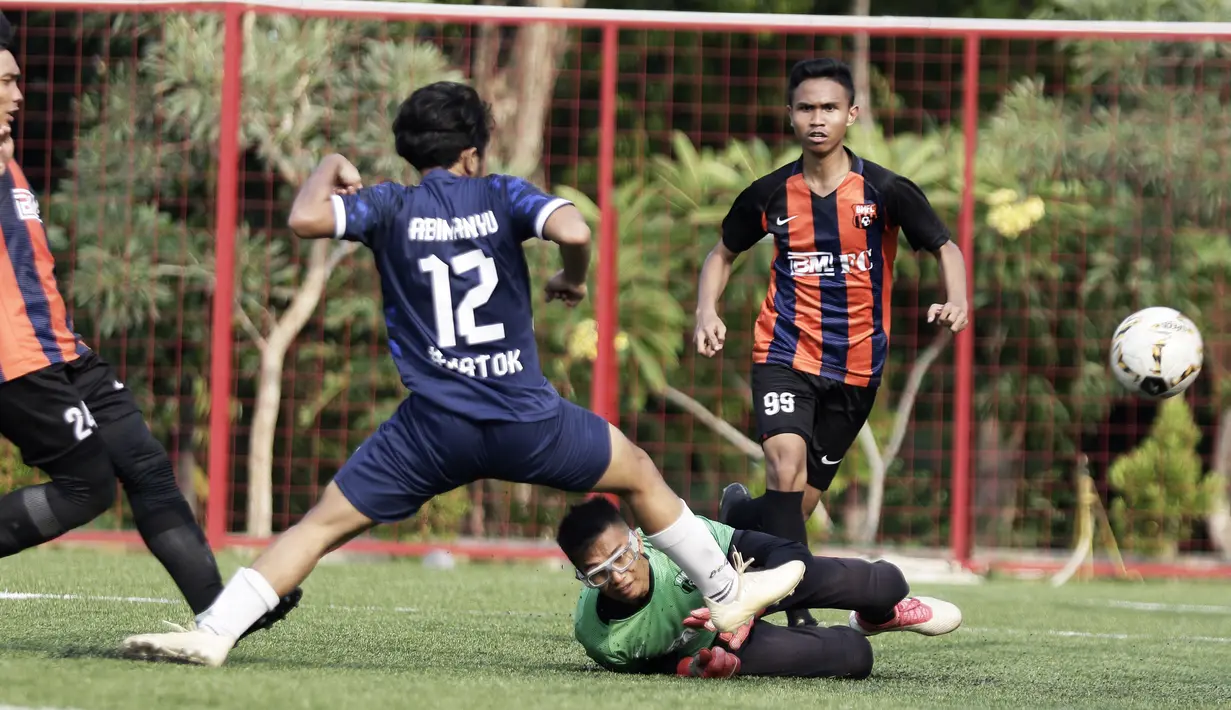 Pemain berebut bola pada laga final Liga AYO Jakarta 2019 di Lapangan Aldiron, Pancoran, Jakarta, Minggu (24/11). Babak Final Liga AYO Jakarta berlangsung ketat dan panas. (Bola.com/Yoppy Renato)