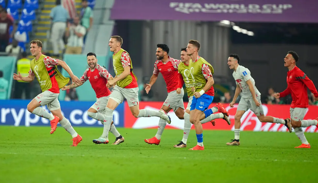 Para pemain Swiss melakukan selebrasi usai mengalahkan Serbia pada pertandingan sepak bola Grup G Piala Dunia 2022 di Stadion 974, Doha, Qatar, 2 Desember 2022. Swiss melaju ke babak 16 besar Piala Dunia 2022 setelah mengalahkan Serbia dengan skor 3-2. (AP Photo/Martin Meissner)