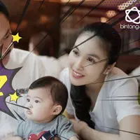 Terkenal sebagai pecinta tokoh Disney, Sandra Dewi tak melewatkan untuk menonton pertunjukan musikal The Lion King di Singapura.