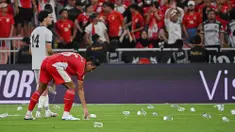Pertandingan putaran keempat Kualifikasi Piala Dunia 2026 antara Timnas Indonesia melawan Irak, Minggu (12/10/2025) dini hari WB diwarnai dengan pelemparan gelas dan botol plastik dari suporter Indonesia. (AP Photo/Ali Issa)