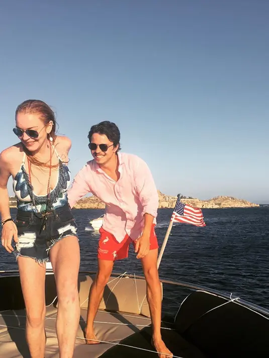 Namun, tak lama setelah itu muncul foto kemesraan keduanya di berbagai media internasional. Bukan merujuk, pertengkaran keduanya malah makin sengit. (Instagram/Bintang.com)