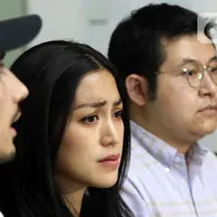 Aktris Jessica Iskandar (tengah) dan Vincent Verhaag saat konferensi pers terkait kasus penipuan dan penggelapan investasi mobil di kawasan Menteng, Jakarta, Kamis (14/7/2022). Pasangan Jessica Iskandar dan Vincent Verhaag menjadi korban penipuan atas kasus penyewaan mobil di Bali dengan pelaku Christoper Stefanus Budianto atau Steven dan mengalami kerugian sebesar hampir Rp 10 milliar dan 11 mobil mewah. (Liputan6.com/Herman Zakharia)
