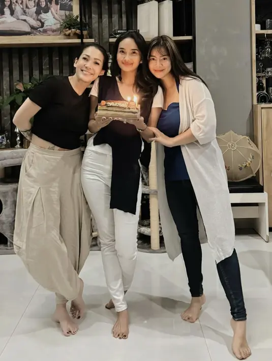 Pada kesempatan ini, ia mengenakan t-shirt dan harem pants yang sangat sederhana. [Foto: Instagram/ Mieke Amalia]