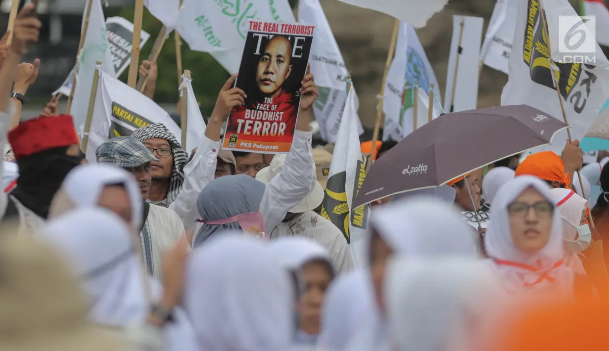 Poster seruan untuk menghentikan kekerasan terhadap etnis Rohingya pada Aksi 169 Bela Rohingya di kawasan Patung Kuda, Jakarta Pusat, Sabtu (16/9). Peserta aksi juga mengawali kegiatan tersebut dengan melantunkan doa bersama. (Liputan6.com/Faizal Fanani)