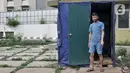 Seorang imigran pencari suaka usai menggunakan WC buatan yang hanya tertutup terpal di penampungan sementara di Kalideres, Jakarta, Rabu (18/12/2019). Saat ini mereka mendapat bantuan dari warga sekitar termasuk air bersih. (merdeka.com/Iqbal Nugroho)