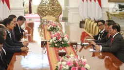 Presiden Joko Widodo (kanan tengah) saat menerima kunjungan ketua beserta anggota parlemen Singapura di Istana Merdeka, Jakarta, Rabu (20/11/2019). Pertemuan berlangsung tertutup dan awak media hanya diberikan waktu beberapa menit untuk mengambil gambar. (Liputan6.com/Angga Yuniar)