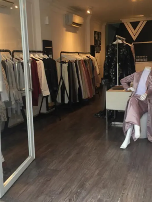 Kini Zaskia bergelut dibidang desain busana muslim, Zaskia menciptakan suatu ornamen elegan pada setiap detail busana yang ia ciptakan. (viainstagram@zaskiasungkar15/Bintang.com)