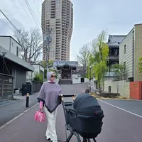 Pulang ke kampung halaman suami, Syahrini kembali tampil mentereng dengan barang branded [@princessyahrini]