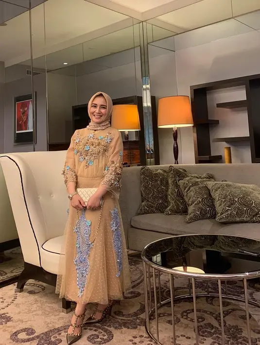 Seperti potret yang satu ini, Dine Mutiara tampil memesona kenakan dress beraksen sulaman bunga.  [Foto: IG/dine.pearl].