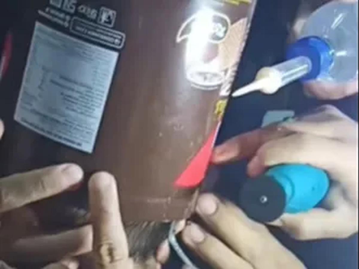Kepala Balita Tersangkut di Kaleng Biskuit