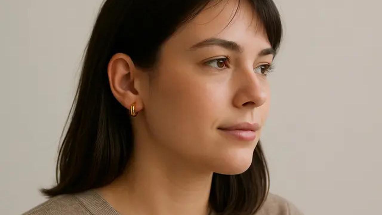 6 Pilihan Anting Emas Bulat Minimalis Modern, Percantik Penampilan Elegan Anda di 2025