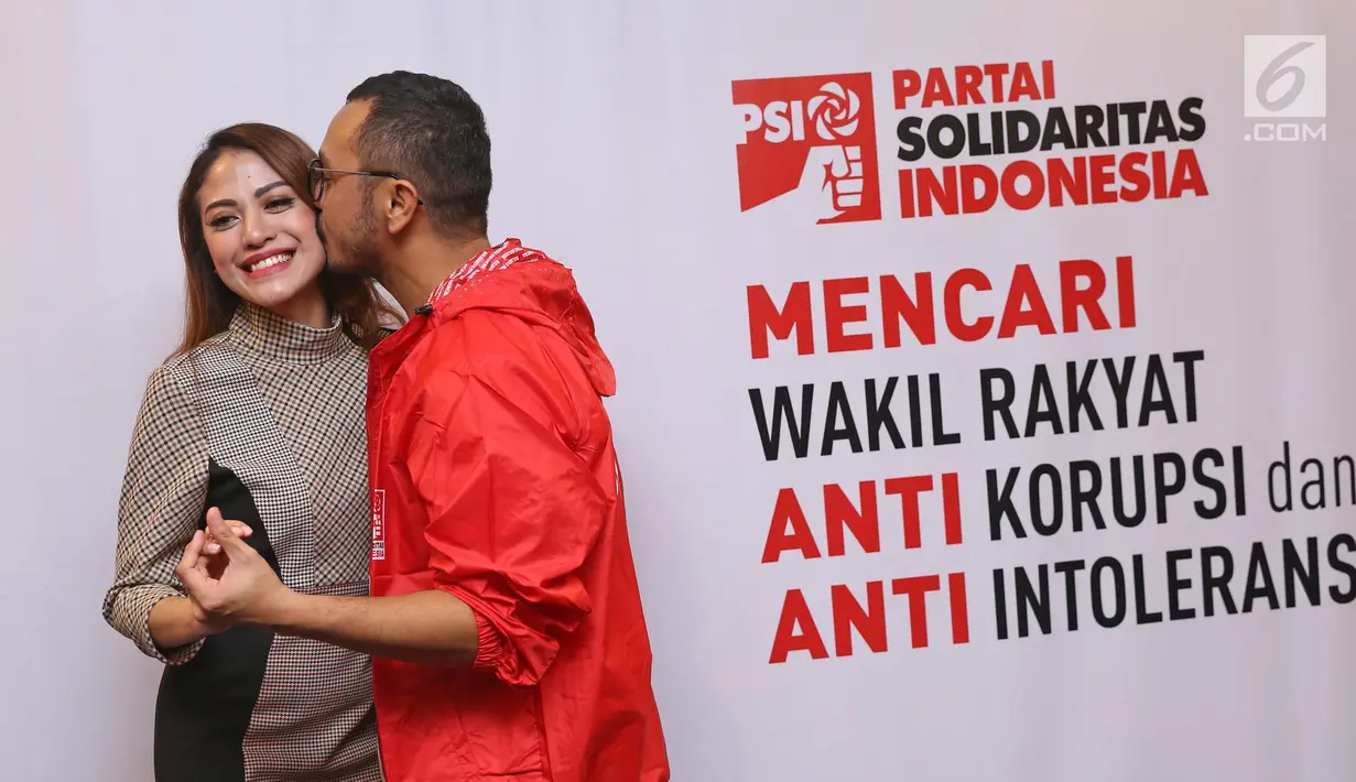 Vokalis Nidji, Giring Ganesha bersama sang istri, Cynthia Riza, di Kantor DPP PSI, Jakarta Pusat, Rabu (6/9). Giring Nidji mendeklarasikan diri maju sebagai calon legislatif pada Pemilu Legislatif (Pileg) 2019 melalui PSI. (Liputan6.com/Herman Zakharia)