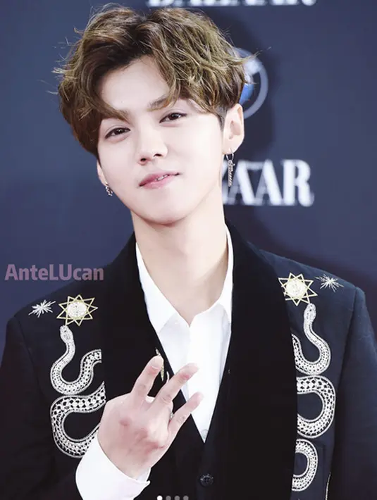 Satu minggu setelah mengumumkan resmi pacaran dengan Guan Xiaotong, kabar terbaru kembali datang dari musisi yang satu ini. Luhan dikabarkan terlihat sedang membeli sebuah cincin. (Instagram/7_luhan_m)