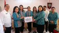 Ketua Tim Penggerak PKK Sulawesi Utara Rita Maya Dondokambey Tamuntuan menyerahkan bantuan peningkatan peran perempuan di Kelurahan Sindulang, Kecamatan Tuminting, Manado.