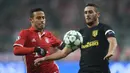 Gelandang Bayern Munchen, Thiago Alcantara, berusaha merebut bola dari gelandang Atletico Madrid, Koke. Munchen menguasai jalannya laga dengan penguasaan bola mencapai 68 persen. (AFP/Christof Stache)