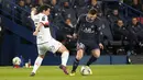 Penyerang PSG, Lionel Messi  berusaha melewati pemain Lorient, Laurent Abergel pada pertandingan lanjutan Liga 1 Prancis di stadion Parc des Princes di Paris, Senin (4/4/2022). PSG menang telak atas Lorient 5-1. (AP Photo/Michel Euler)