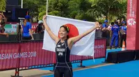 Atlet Jepang, Yuko Takahashi, merebut medali emas cabor triatlon nomor elite putri Asian Games 2018, Jumat (31/8/2018). (Bola.com/Riskha Prasetya)
