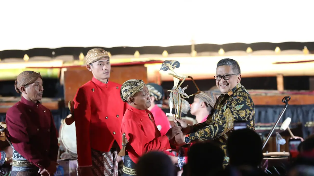 Sekjen PDIP Hasto Kristiyanto Saat menghadiri pagelaran wayang kulit di halaman masjid At-Taufiq, Lenteng Agung, Jakarta Selatan, Jumat (28/7/2023).